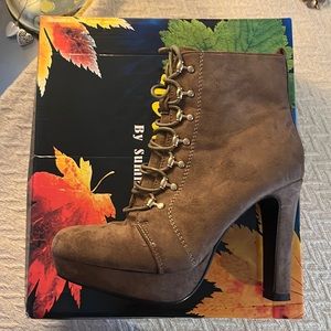 Italina Size 8 Roundtoe high heeled Boots